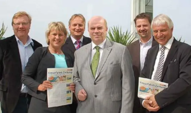 Bild: Post Manager Petersen bei der Kreuzfahrt-Zeitung zu Gast