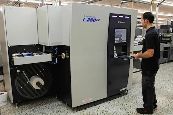Bild: Deutschlandpremiere – erste Screen Truepress JetL350UV startet bei Labelprint24