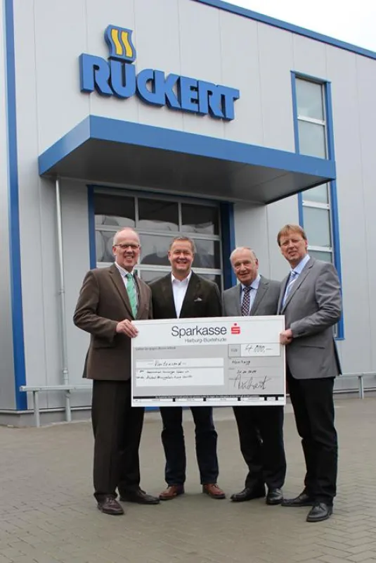 Rückert spendet dem Hospizverein: Jens Bode, Lars Rückert, Arnold Rückert und Andreas Schuhmann.