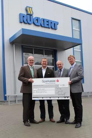 Bild: Arnold Rückert GmbH spendet 4.000 Euro