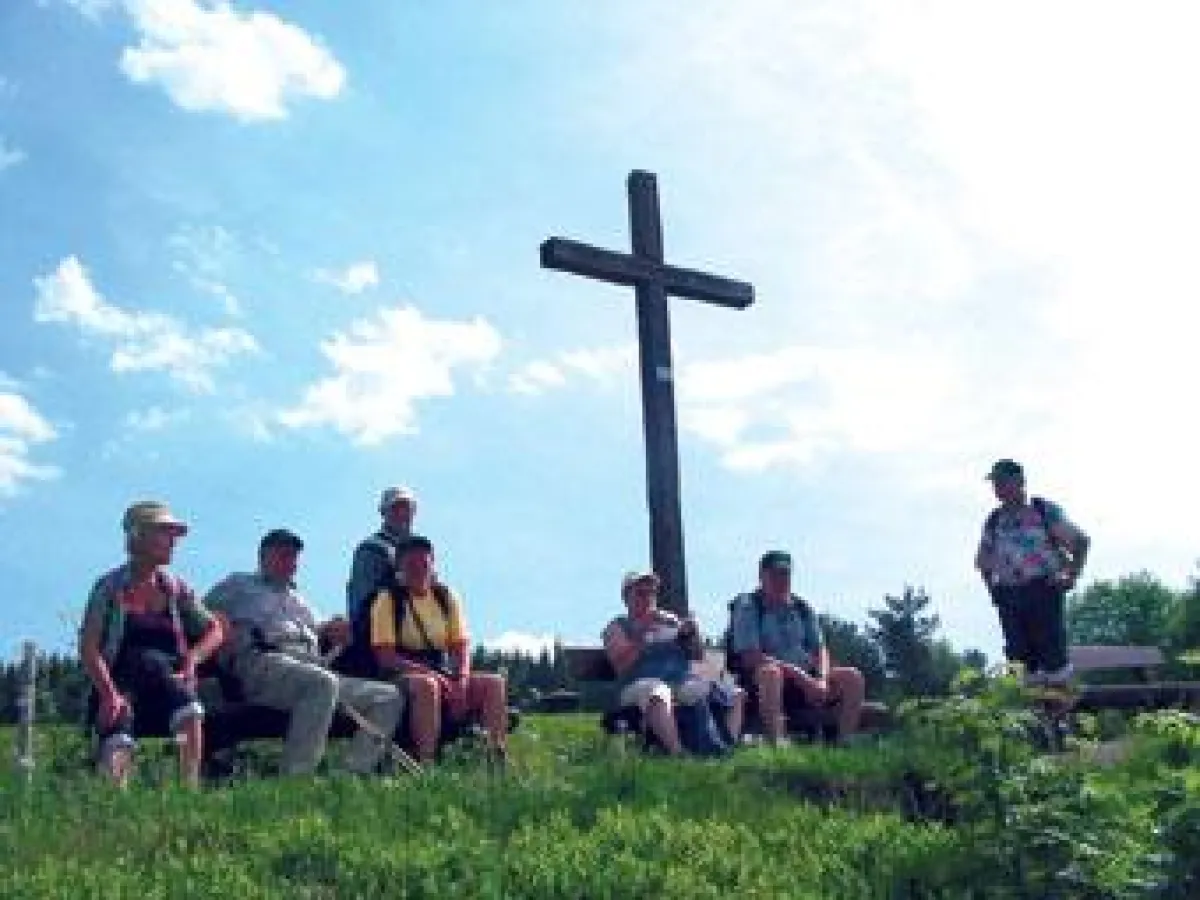 Wanderer am Gipfelkreuz - © Tourist-Information Willingen. Alle Rechte vorbehalten.