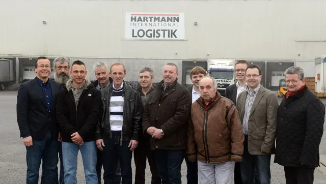 Bild: Acht Berufskraftfahrer von Hartmann International geehrt