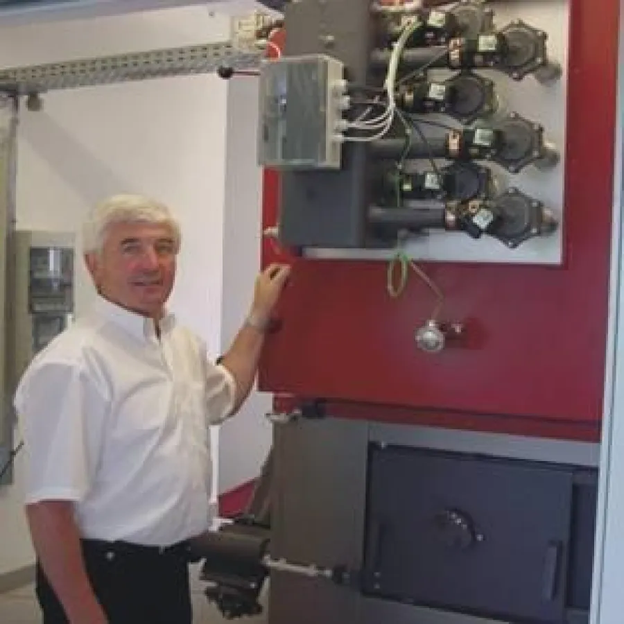 Peter Rabl Senior bei seinem 180 KW GILLES UTSK Holzkessel. „Energie aus Biomasse kostet weniger und die Investition rechnet sich mehrfach.“ ist er überzeugt.