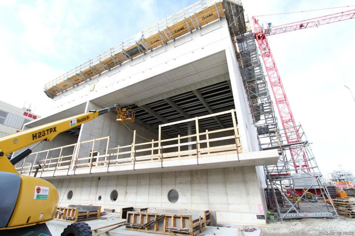 Ihre seitliche Reichweite von 23,0 m spielt die Haulotte H23TPX bei Montagen voll aus.