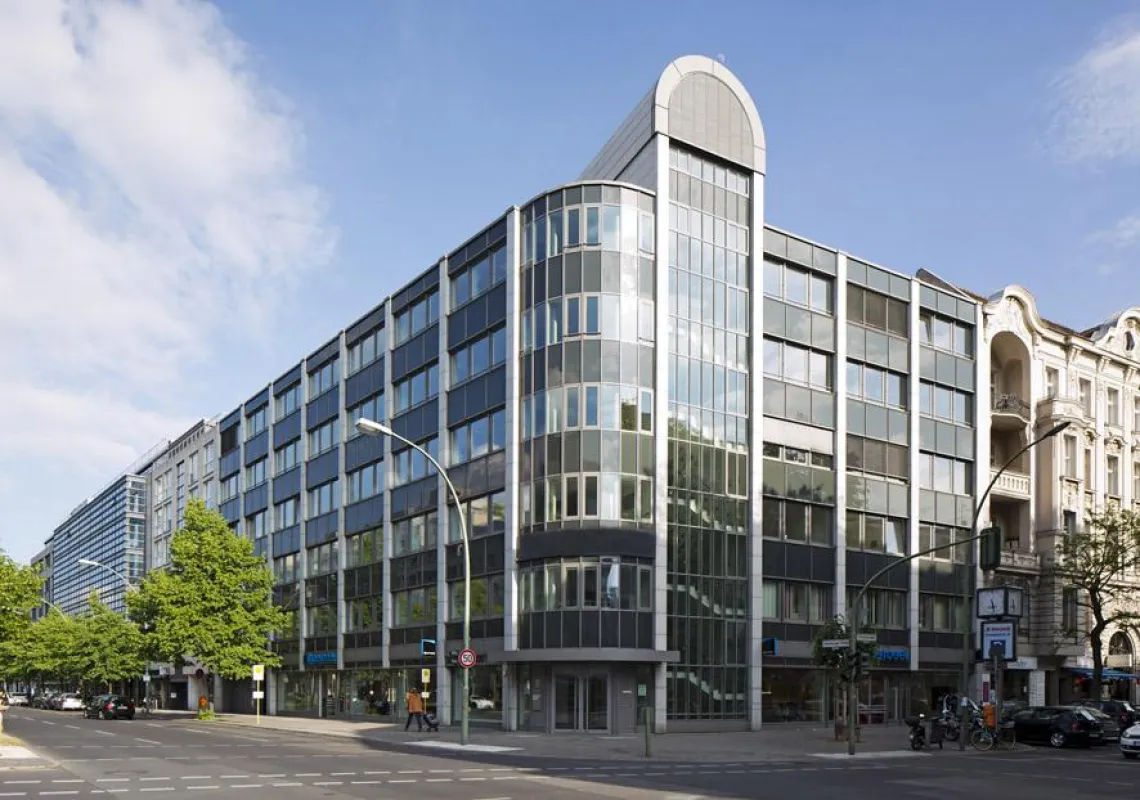 Das Büro- und Geschäftsgebäude