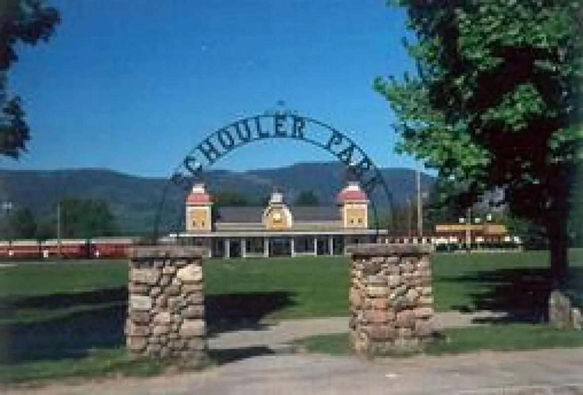 Schouler Park und Bahnhof, North Conway, New Hampshire (c) Frank Curtis