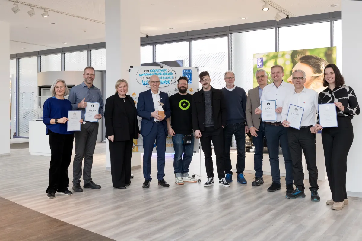 Auszeichnung für gelebte Sicherheitskultur: Der Silberne Sicherheitspreis der BGHM an Rolls-Royce (© Fotograf: Stefan Soell)