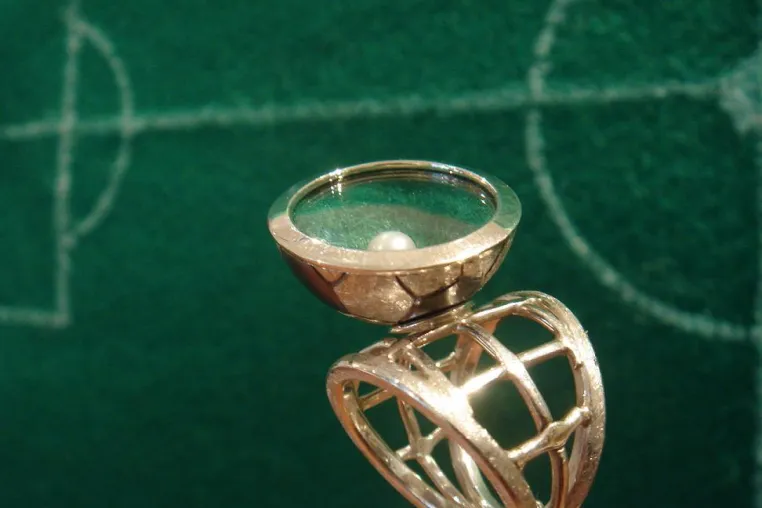 Bild: EM 2008 Fussball Ring - Adelige entwirft sportlichen Schick in der Schweiz