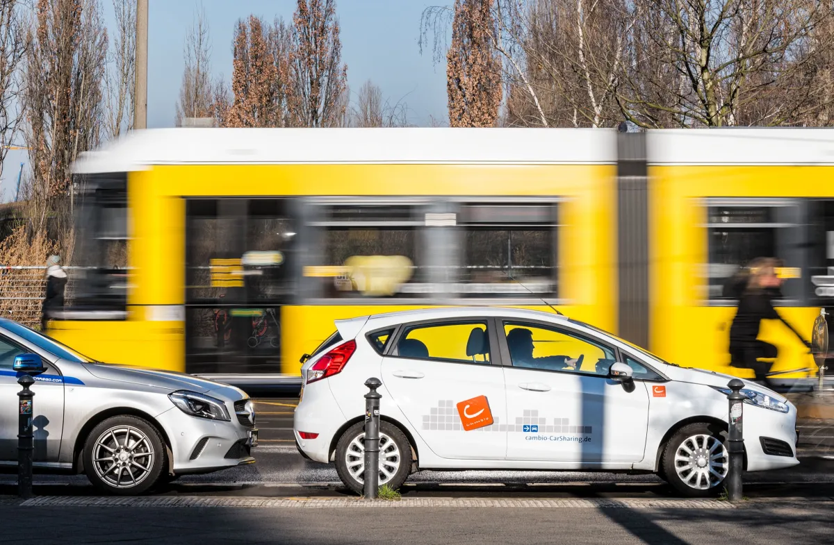 Ein CarSharing-Auto von cambio im Berliner Stadtverkehr. (© Ulf Büschleb)