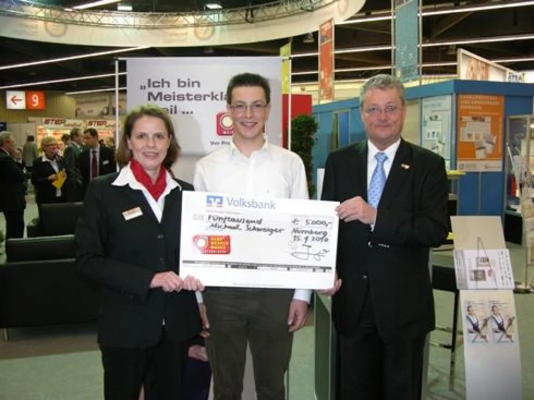 v.l. Frau Christin Roth-Jäger, Beiratsvorsitzende der Handwerkermarken und Jurymitglied, Herr Michael Schweiger, Gewinner des Stipendiums und Herr Manfred Stather, Präsident des ZVSHK.