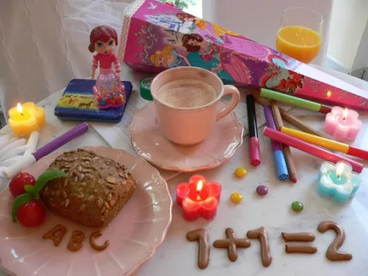 Bild: Kunterbunte Dekorationen mit Kerzen für den ersten Schultag