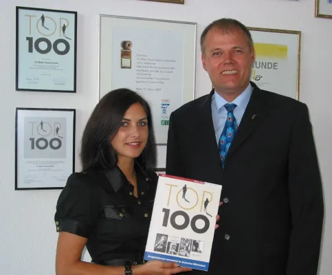 Bild: Dr. Walser Dental bildet trotz Wirtschaftskrise weiter aus