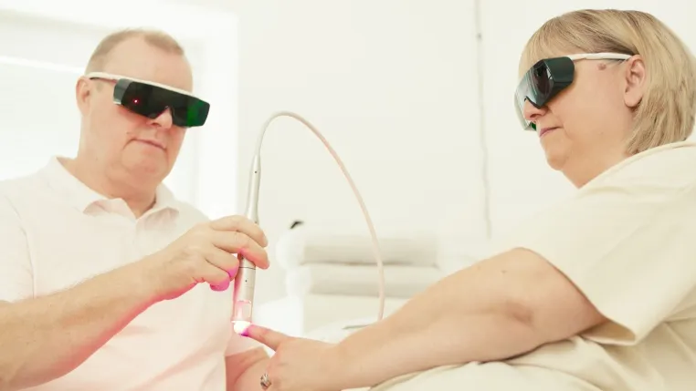 Bild: Laser- und Wundtherapie Moser revolutioniert Schmerzbehandlung 