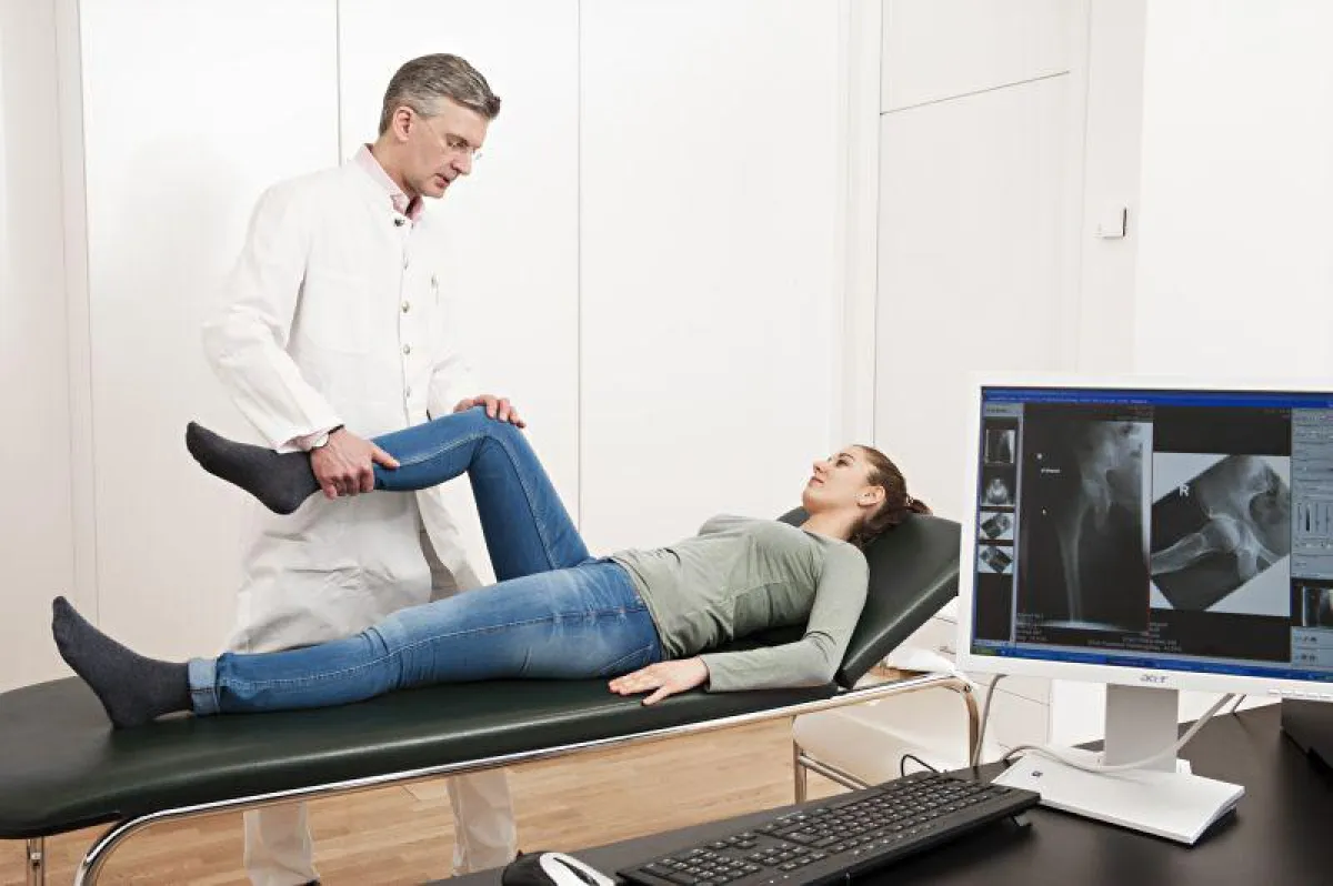 Dr. Roland Sellckau von der Klinik Fleetinsel Hamburg überprüft die Beweglichkeit des Knies
