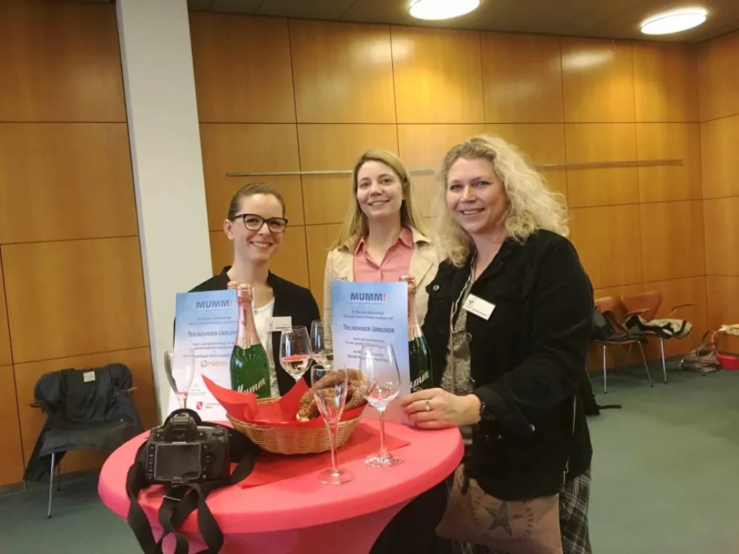 Bei der Urkundenüberreichung im Mainzer Rathaus