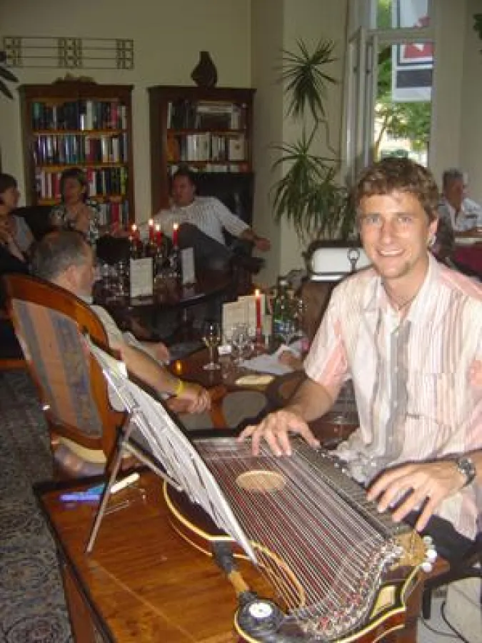 Virtuose Lars Boese beim Zitherspiel im Kaffeehaus Morgenrot