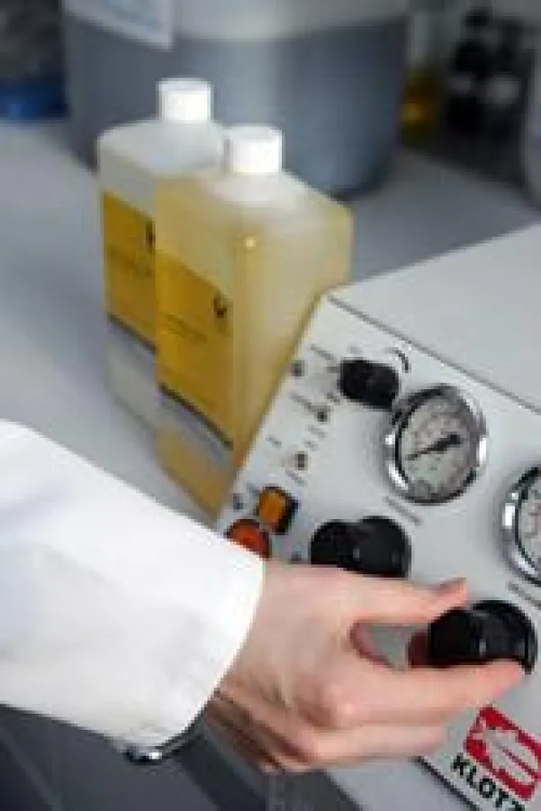 Tests im Labor belegen: Mit seiner hohen EP-Additivierung ermöglicht r.rhenus R-COOL-S plus lange Werkzeugstandzeiten und senkt so deutlich die Material­kosten.