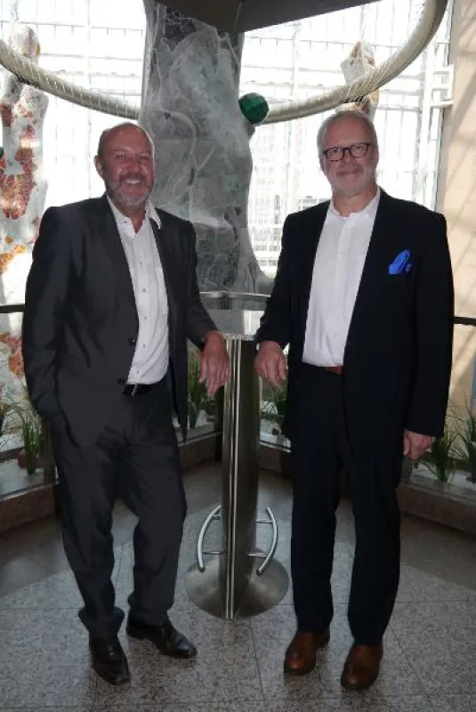 Michael Weidmann (rocon) und Jörg Gerhardt (Concur) Unterzeichnen den Partnervertrag.