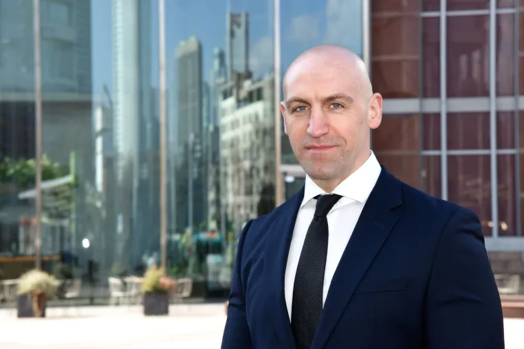 Bild: Ronny Kazyska mit Gastbeitrag bei Finanzen100 zu Verteidigungsimmobilien
