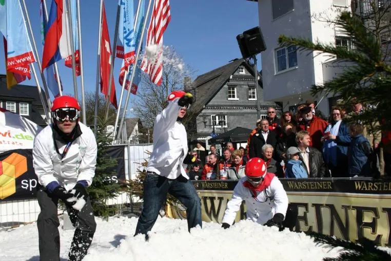 Bild: Gute Laune und individuelle Outfits gefragt bei Schneeball-Schlacht WM
