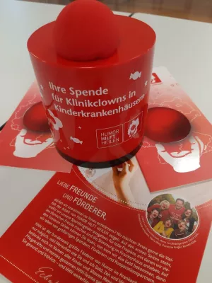 Bild: „Aufgeweckt“ übergibt Spende an die „roten Nasen“ (HHH)