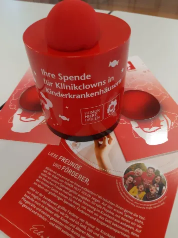 Bild: „Aufgeweckt“ übergibt Spende an die „roten Nasen“ (HHH)