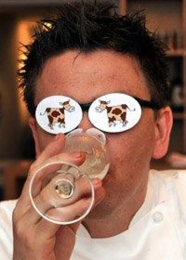 Gourmetkoch Stefan Manier beim Milchtest