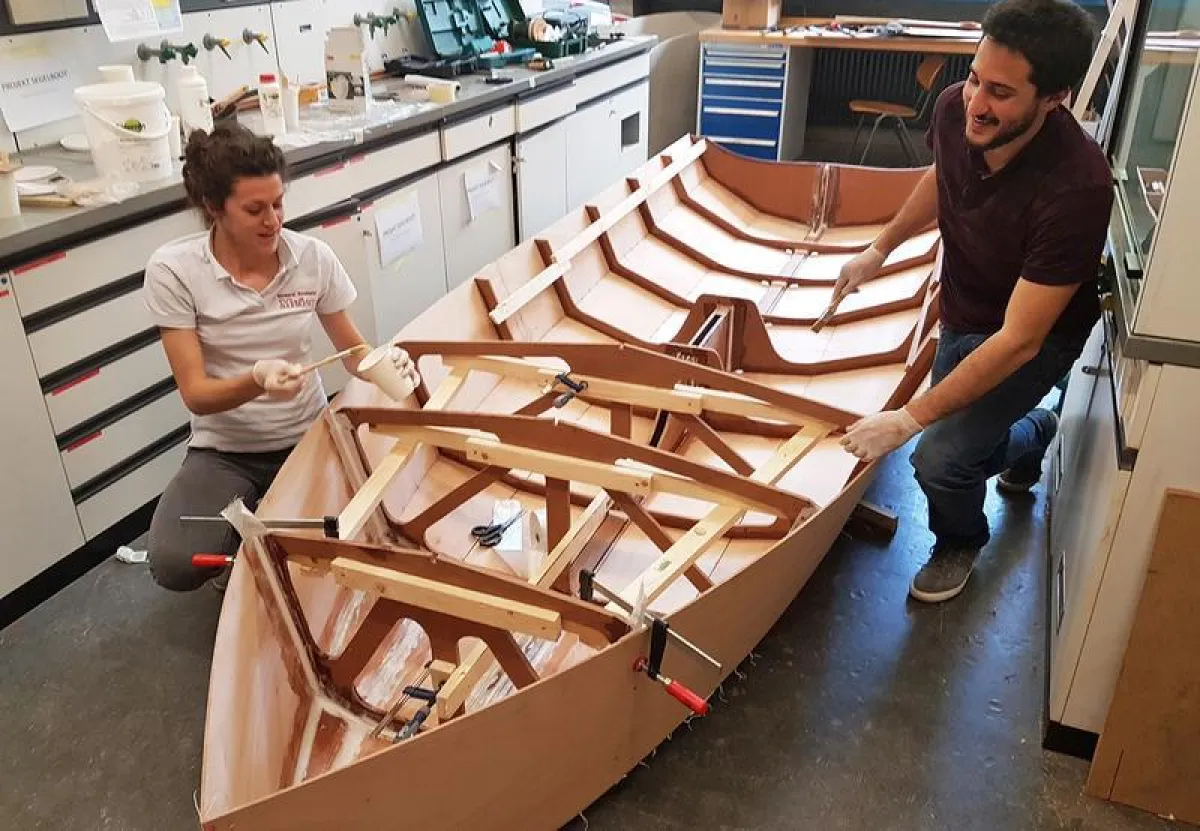 Die Studierenden Mariarita Novelli und Slim Chaker in der Konstruktionsphase des Segelboots (Foto: Fahmi Bellalouna)