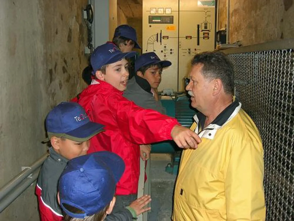 TeClub-Mitglieder zusammen mit Prof. Guntram Schultz bei der Besichtigung des Wasserkraftwerks Appenmühle