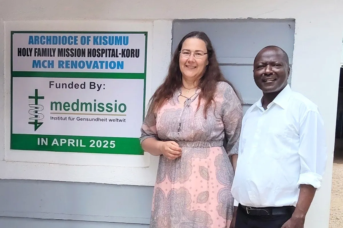 medmissio-Referentin Carina Dinkel mit Pfarrer Edmond, dem Leiter des „Holy Family Mission Hospital“ (© Lorine Opondo)