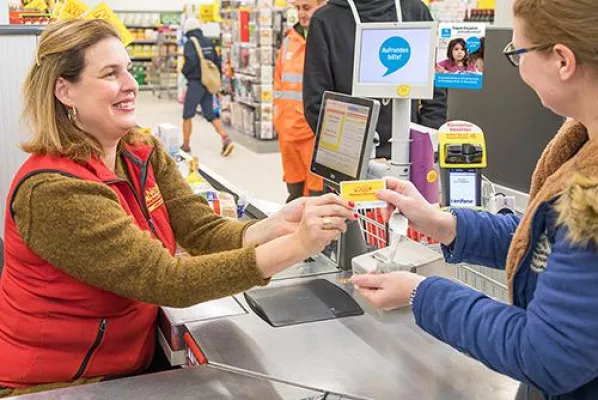 Bild: Kassier-Einsatz von Elena Uhlig für Kinderheim / Netto verdoppelt Kunden-Spenden
