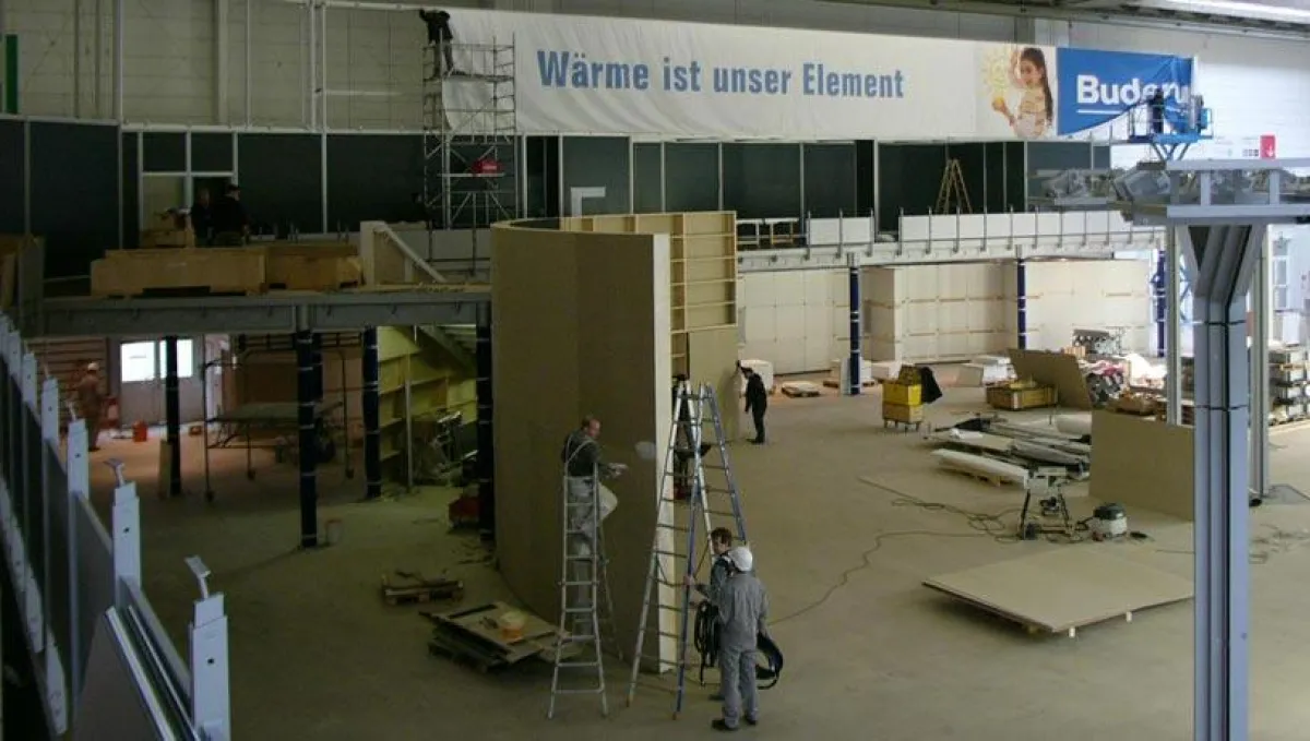Messestand im Aufbau