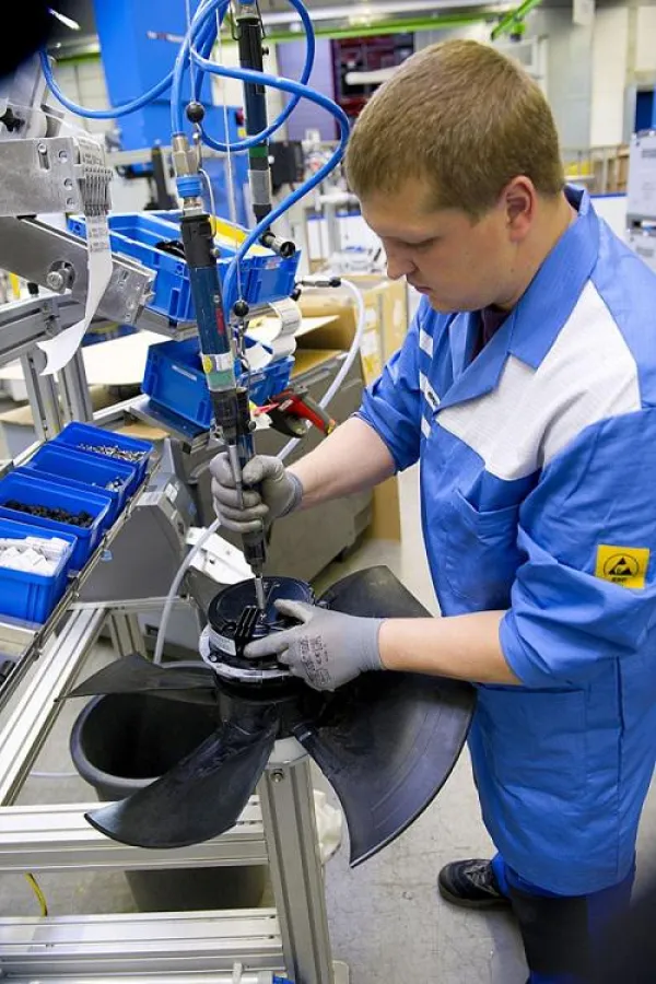 Montage von hocheffizienten elektronisch geregelten GreenTech EC-Ventilatoren.