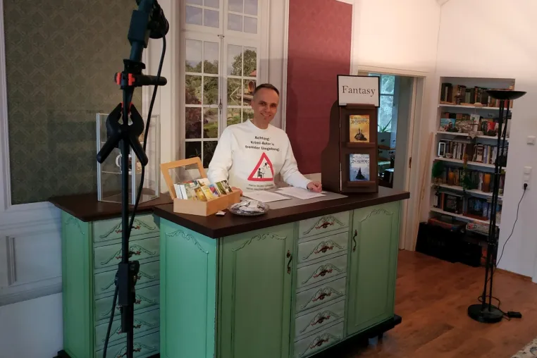 Bild: Wenn das Wohnzimmer zum Studio wird - Autoren des DichtFest-Verlags lesen online