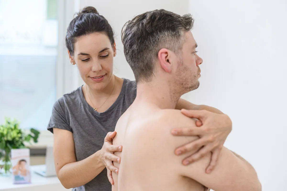 Ein Osteopath bzw. eine Osteopathin arbeitet nur mit den Händen. (© bvo)