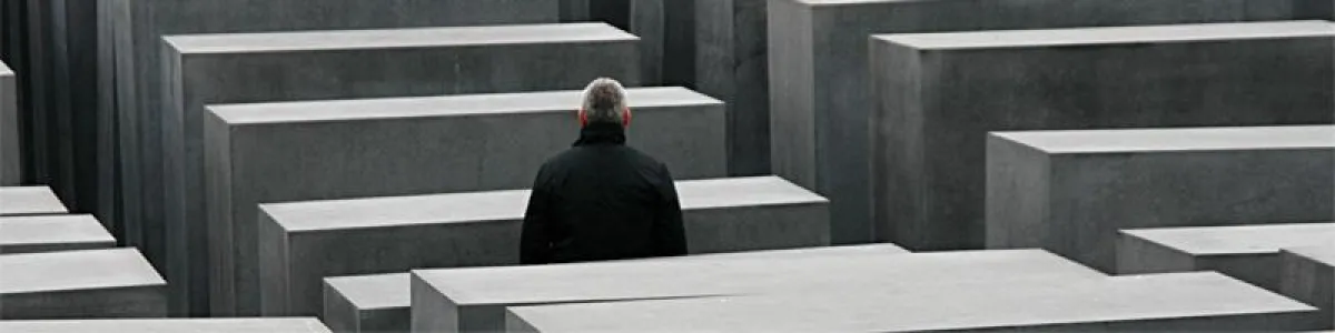 Tom Renner vor dem Holocaust Denkmal in Berlin