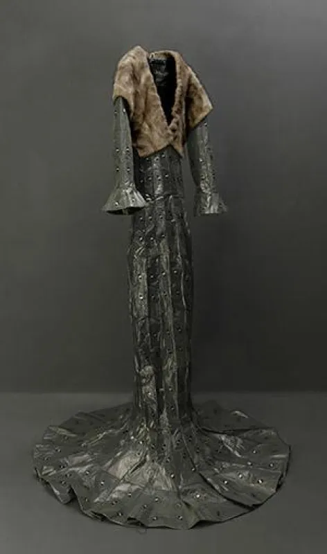 Patricia Thoma, Hochzeitskleid III, 2013, Mülltüten, Nerz, Garn und Pailletten, Höhe ca. 200 cm
