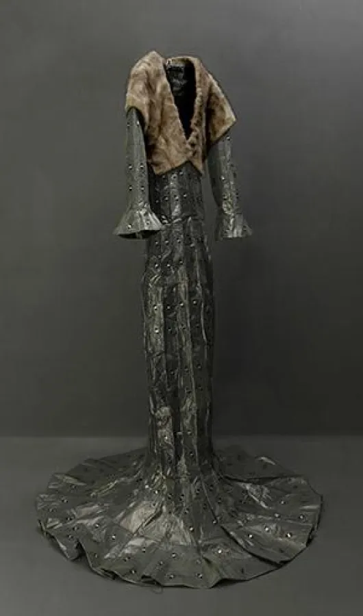 Patricia Thoma, Hochzeitskleid III, 2013, Mülltüten, Nerz, Garn und Pailletten, Höhe ca. 200 cm