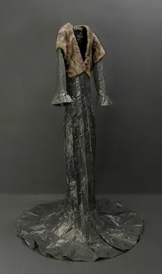 Bild: „trashed fashion vs. fashioned trash“ in der GALERIE SUPPER, Baden-Baden