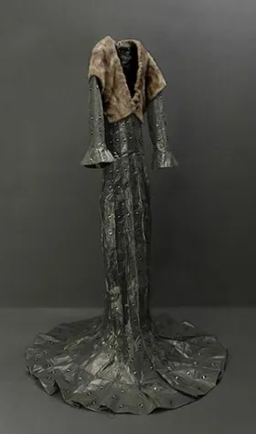 Bild: „trashed fashion vs. fashioned trash“ in der GALERIE SUPPER, Baden-Baden