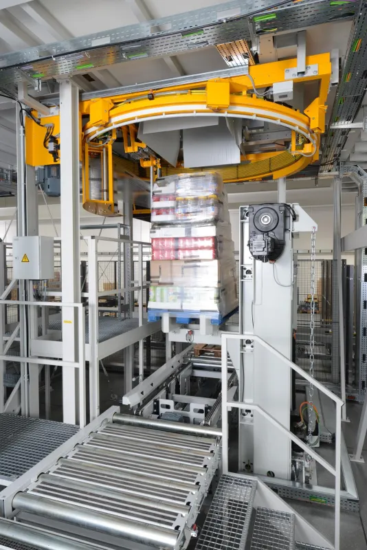 Das Dematic AMCAP-System stellt sequenziert Mischpaletten für den Handel zusammen. (Foto: Dematic)
