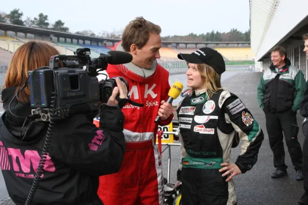 Bild: Action und Hochspannung pur: Jackie Weiss mit RTL Reporter Cord Eickhoff auf der F1 Strecke Hockenheimring