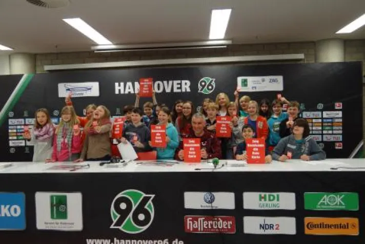 „Rote Karte gegen Rassismus" Bild: „Rote Karte gegen Rassismus"