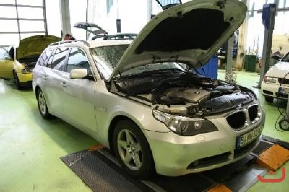 Ein BMW bei der Umrüstung