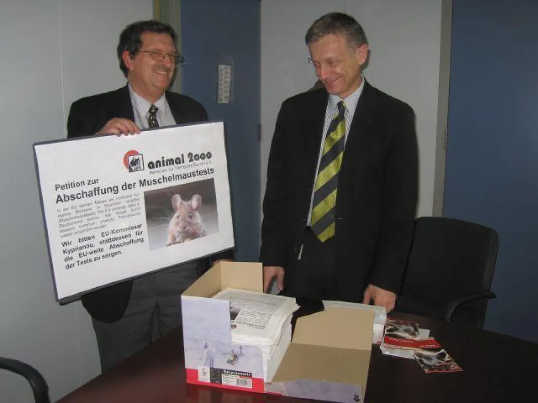 Unterschriftenübergabe an Philippe Brunet, EU-Kommission (rechts) durch Dr. Pedro de la Fuente, animal 2ooo