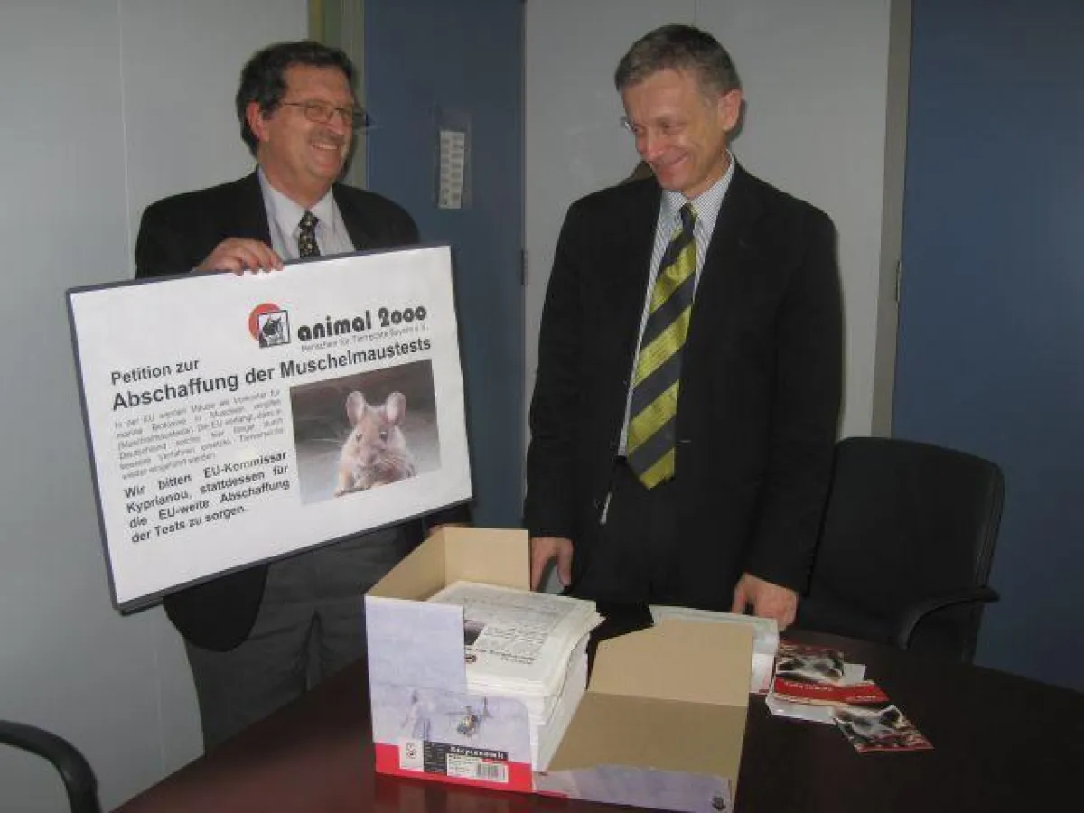 Unterschriftenübergabe an Philippe Brunet, EU-Kommission (rechts) durch Dr. Pedro de la Fuente, animal 2ooo