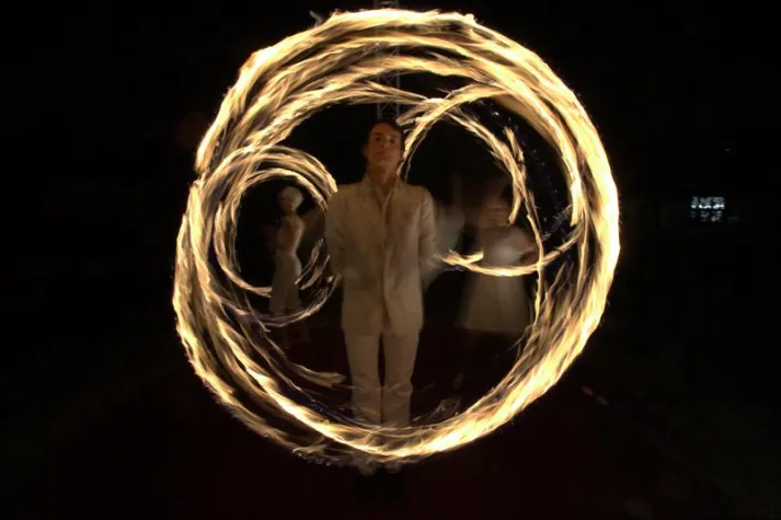 Bild: Feuershow trifft auf Stabmanipulation in der indischen Kampfkunst