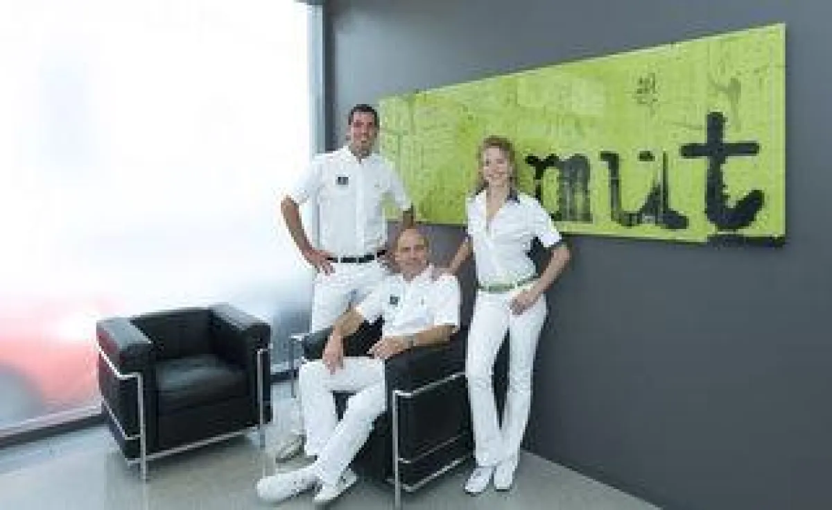 Dr. Engin Aksoy, Dr. Michael Weiss und Dr. Margit Weiss von der Opus DC Dentalklinik freuen sich über den Designpreis für ihre Praxis in der Neuen Mitte Ulms (v.l.n.r.)