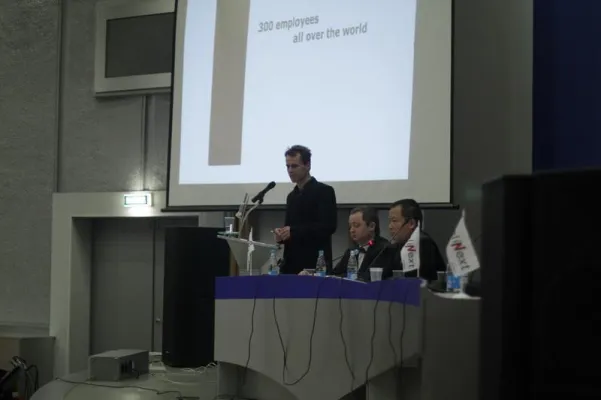 Management und Mitarbeiter von Elinext Group treten zu einer Jahresversammlung zusammen Bild: Management und Mitarbeiter von Elinext Group treten zu einer Jahresversammlung zusammen