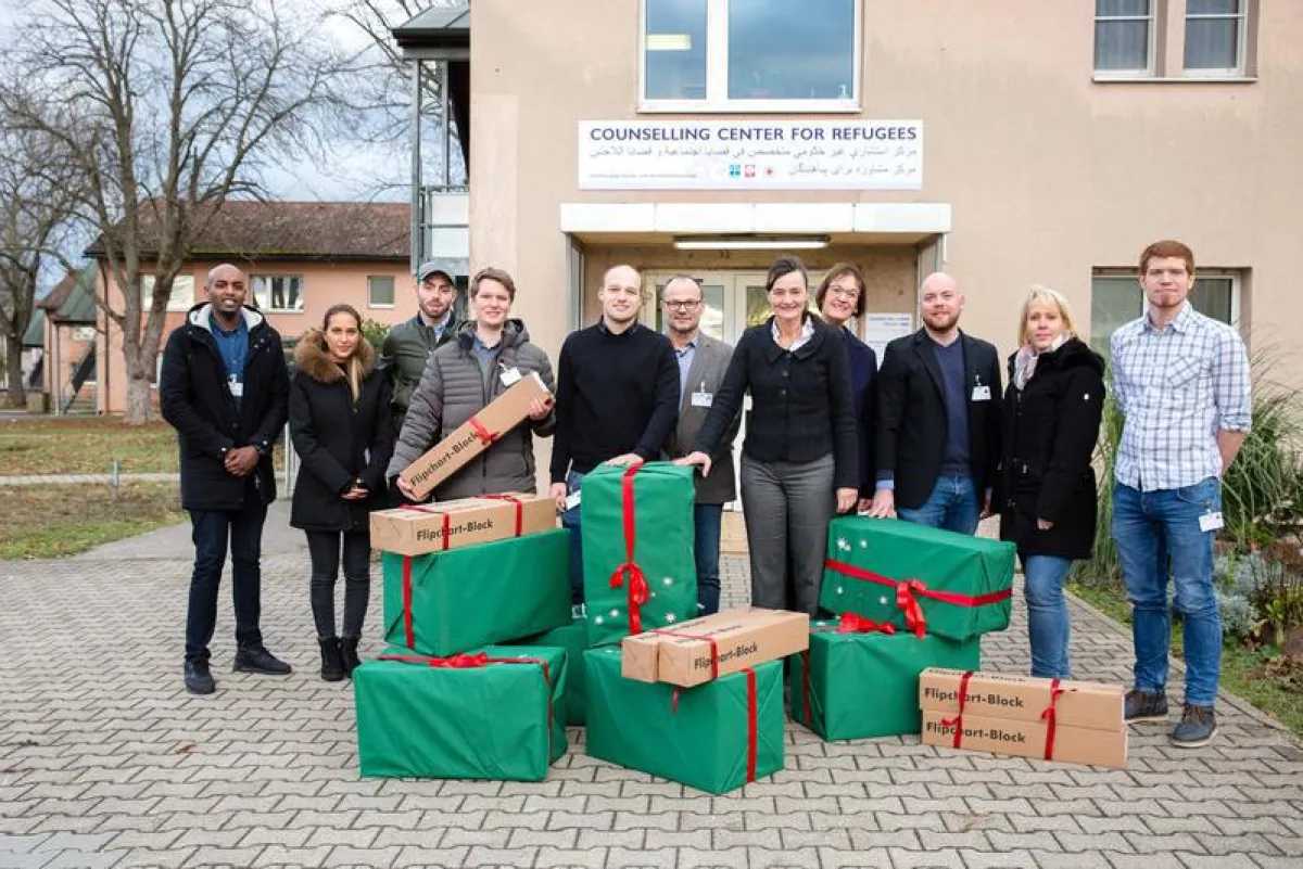Prof. Dr. Katja Rade, Rektorin der SRH Hochschule Heidelberg und erste Vorsitzende der DIFIM übergab Sachspenden in Höhe von mehreren Tausend Euro an das Patrick-Henry-Village in Heidelberg (SRH Hochs